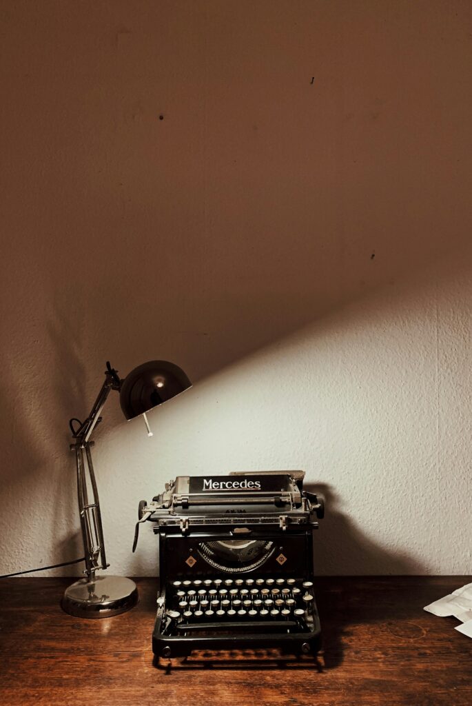 Ecrire son premier roman - blog littéraire dédié aux premiers romans - Photo de Yusuf Evli sur Unsplash