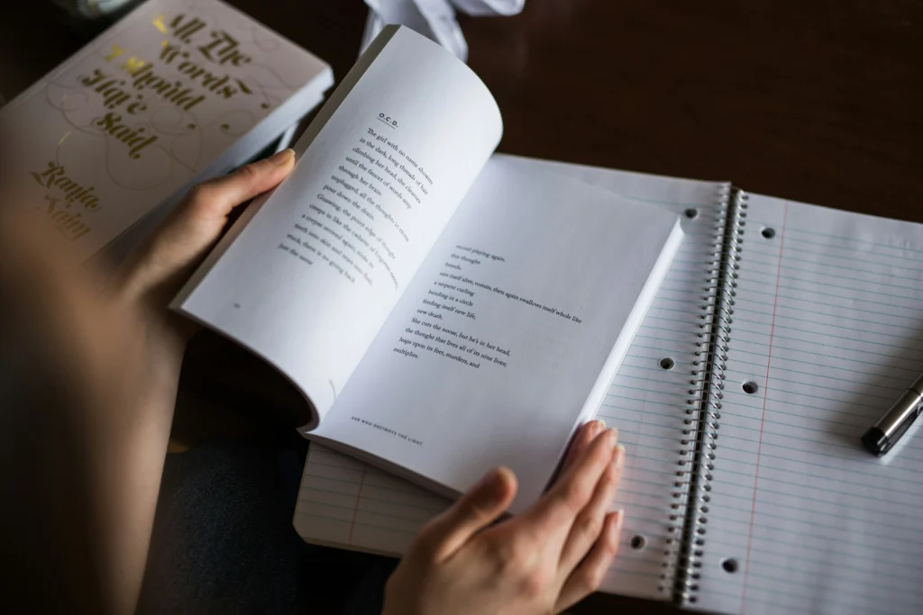Carnet de lectures - 10 idées cadeaux pour les passionés de lecture - Photo by Thought-catalog -unsplash