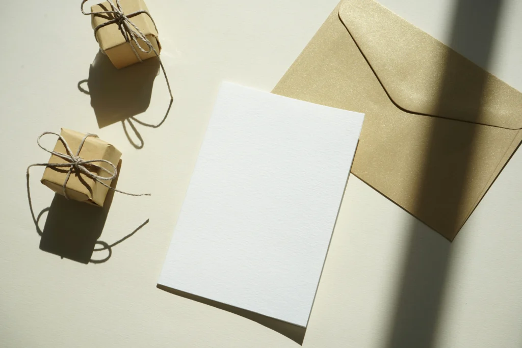 Carte cadeaux Kube - 10 idées cadeaux pour les pasisonnés de lectures - Photo by Mediamodifier-unsplash