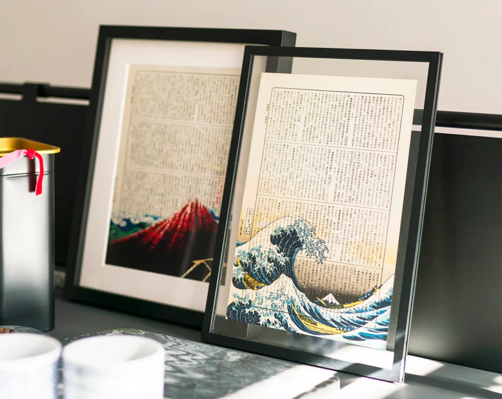 Art on Words - tableaux avec des pages de livres - 10 cadeaux pour les passionnés de lectures - Photo by Great_Wave_Hokusai_Art_Print_Book_Page_Art_Art_on_Words
