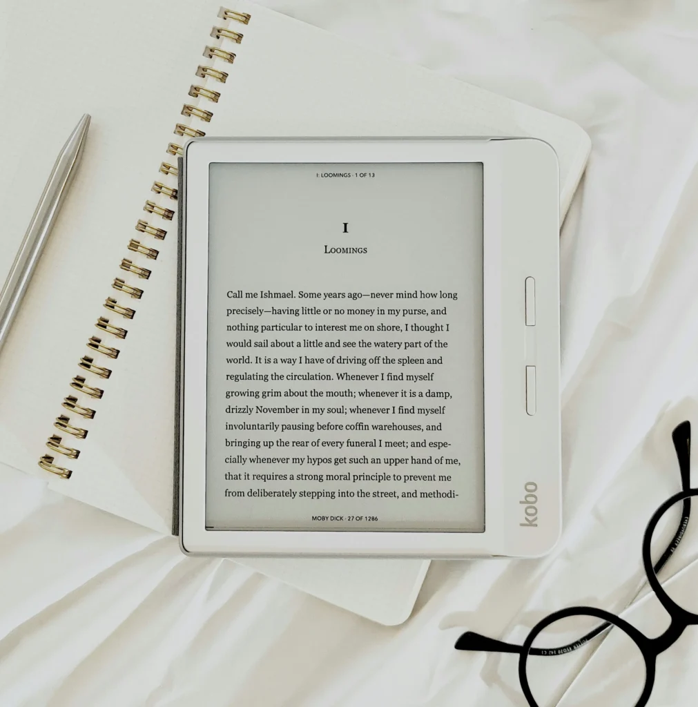 Liseuse Kobo - 10 idées cadeaux pour les passionés de lectures - photo by Spencer-unsplash