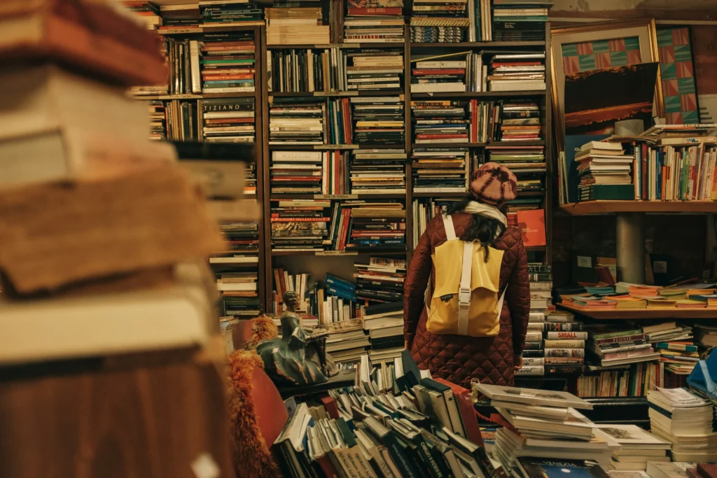 Livres d'occasion - Où acheter des livres à petits prix - Photo by Darwin -unsplash