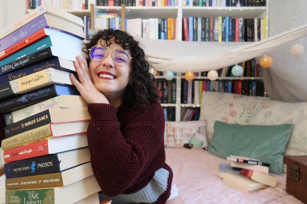 Audrey du souffle des mots dans sa cabane où elle fait la majorité de ses vidéos littéraires